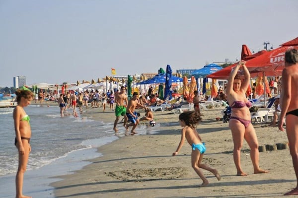 Plajele late, cu nisip fin ale statiunii, sunt aglomerate de turisti veniti din toata tara, la mare