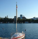 Mini velier ancorat in port