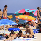 Soare, nisip, turisti. Plaja din Costinesti vara