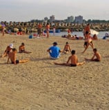 Grup de sportivi pe plaja din Venus