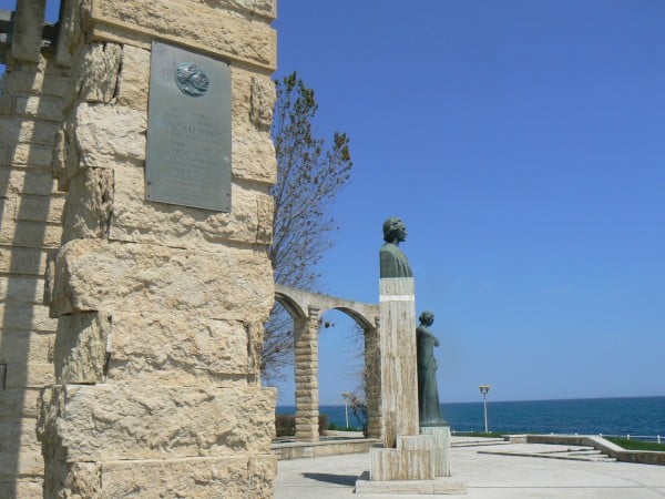 Statuia lui Mihai Eminescu Constanta - obiective turistice Constanta