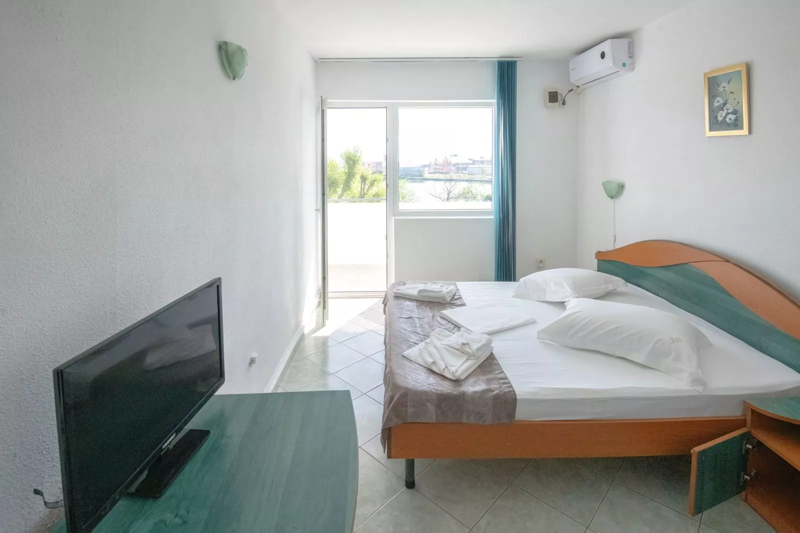 Double room with balcony, lake view*