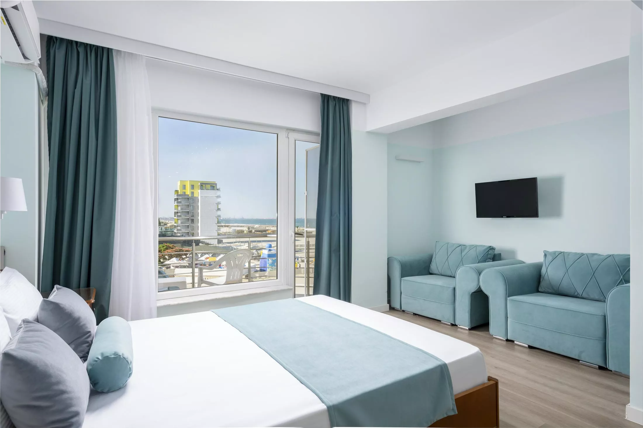 Triple room + 2 sun beds included on the beach