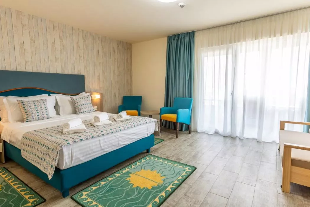 Studio cu balcon, cu 3 sezlonguri incluse la plaja