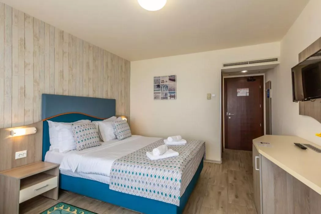 Camera dubla standard cu balcon, cu 2 sezlonguri incluse la plaja