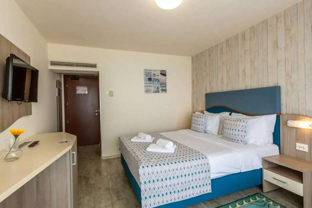 Camera dubla seaview cu balcon, cu 2 sezlonguri incluse la plaja