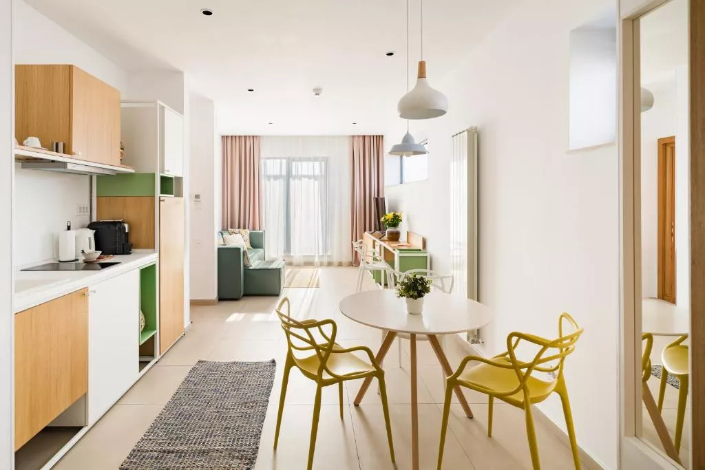 Classic Suite (Promenade View)