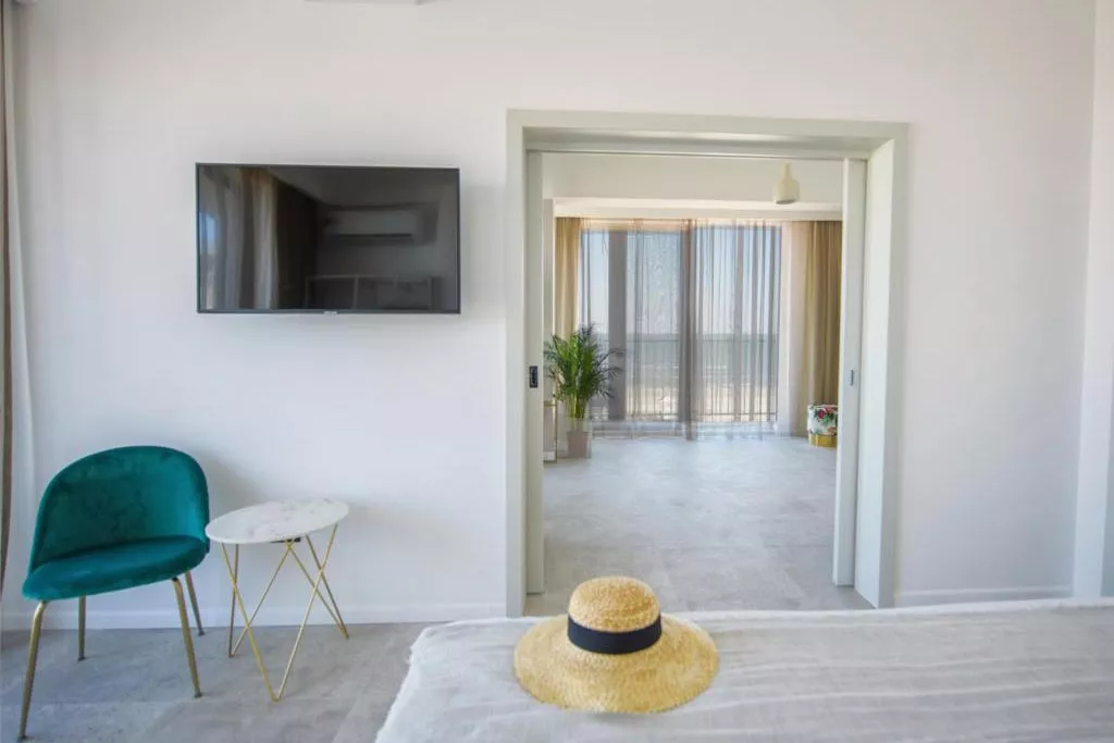 Luxury apartment with frontal view of the sea — 3