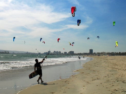 Vant bun pentru iubitorii de kite surfing. Zeci de sportivi se antreneaza in zona Mamaia Nord